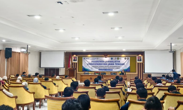 Ratusan peserta menyimak pemaparan tentang Jurnalisme AI dan antisipasi halusinasi AI dalam acara Pesantren Jurnalistik Muhammadiyah Jawa Tengah di Semarang